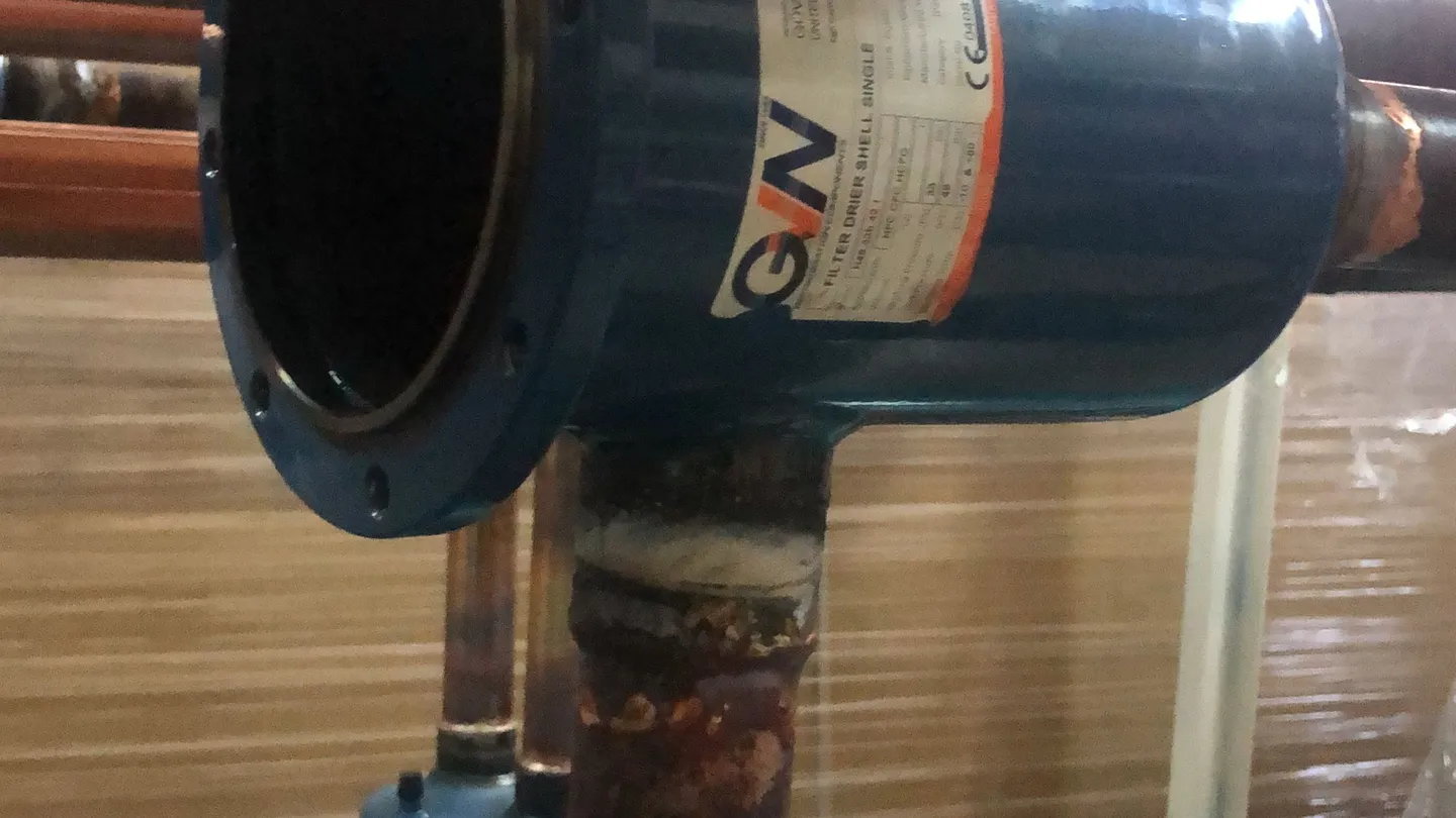 Kapağı açık, kartuşu değiştirilebilen filtre kurutucu gövdesi
