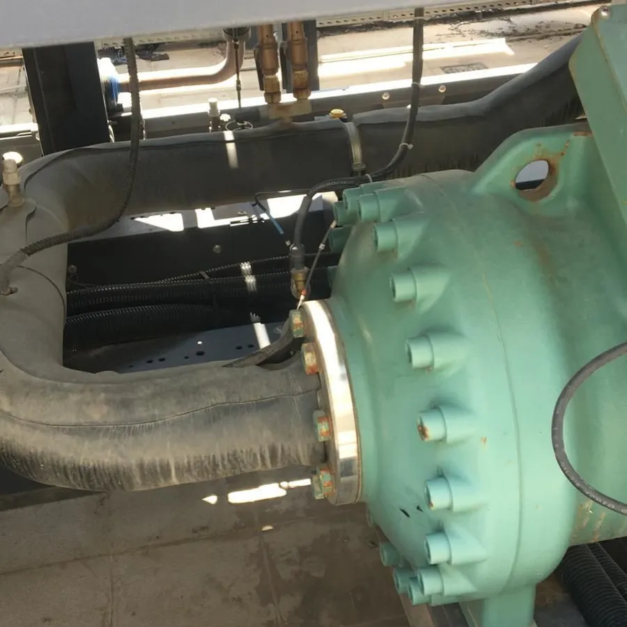 Hava soğutmalı bir chiller grubunda yarı hermetik kompresör