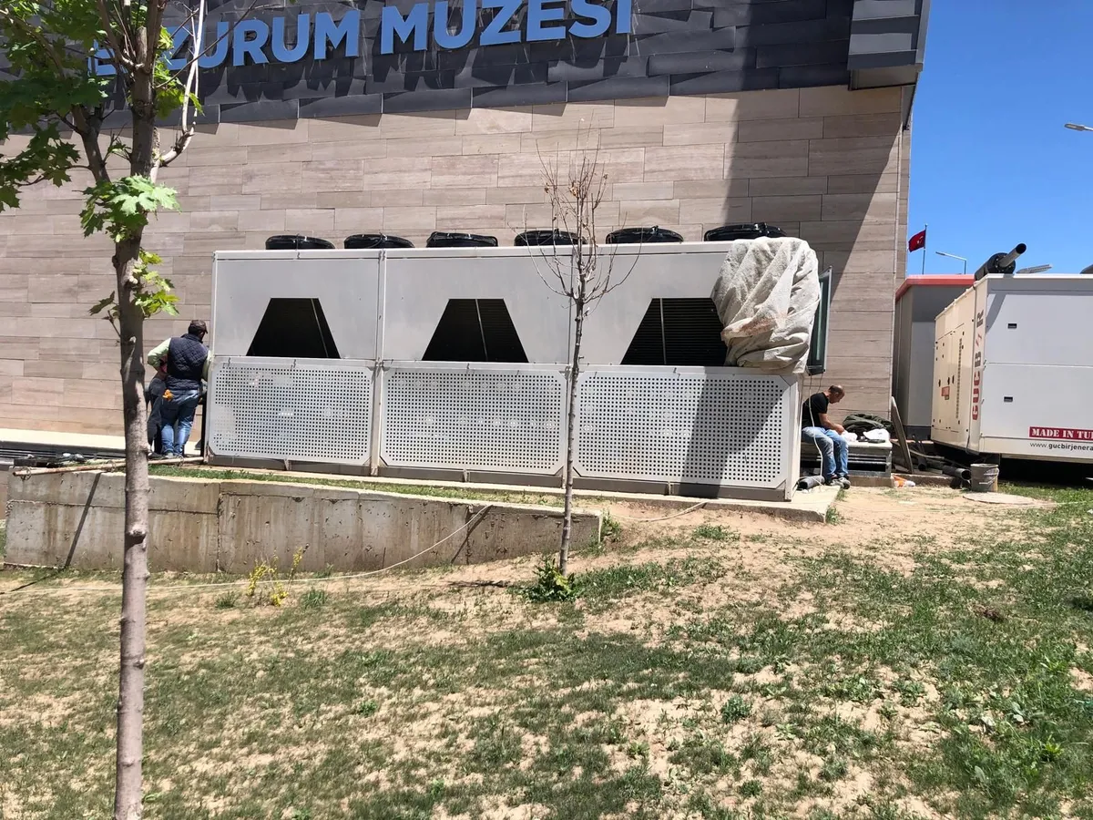 Erzurum Arkeoloji Müzesi binasının yanında kurulu hava soğutmalı chiller grupları